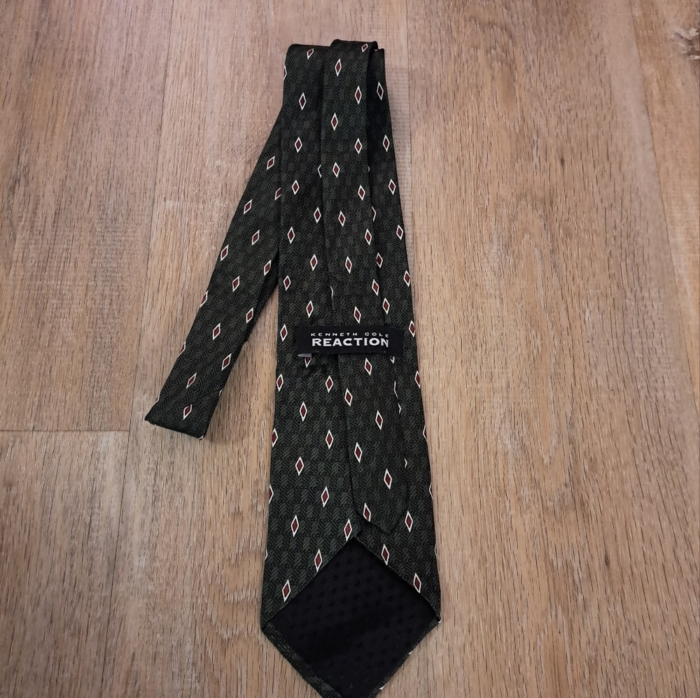 Kenneth Cole Reaction All Silk Tie Greenish/Brown Black White Red Diamonds